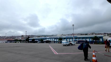Trabzon,-Turquía:-Desembarcando-En-El-Aeropuerto-De-Trabzon,-Capturando-La-Emoción-De-La-Llegada-Y-La-Atmósfera-Bulliciosa