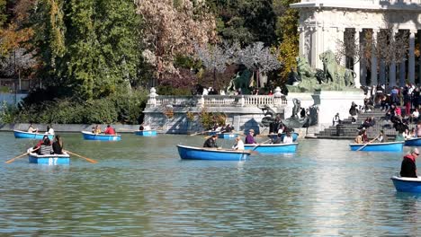 Blick-Auf-Den-Großen-Teich-Im-El-Retiro-Park,-Madrid