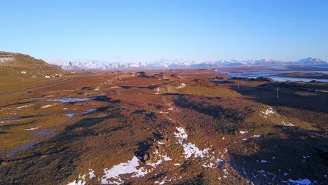 Islands-Malerische-Landschaft-Mit-Filmischer-Luftaufnahme-Und-Blauem-Himmel-Entlang-Der-Küste