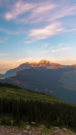 Vertikaler-4k-Zeitraffer,-Sonniger-Morgen-Im-Glacier-Nationalpark,-Montana,-USA,-Atemberaubende-Aussicht-Auf-Gipfel-Und-Landschaft