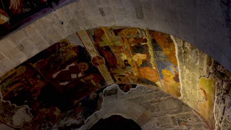 Trabzon,-Türkei:-Nahaufnahme-Der-Fresken-In-Der-Aya-Sophia-Kirche,-Die-Die-Komplizierten-Details-Und-Leuchtenden-Farben-Dieser-Historischen-Kunstwerke-Zeigt