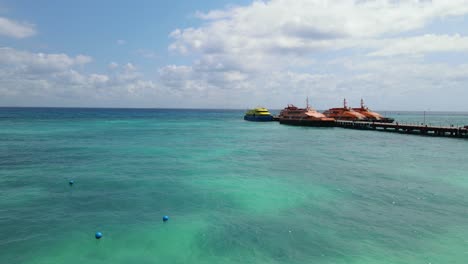 Vista-Aérea-Del-Hermoso-Mar-Turquesa-Y-Ferries-Flotantes