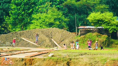 Ziegel-Feldarbeiter-Arbeiten-Hart-Arbeit-Südostasien-Bangladesch-Teamarbeit