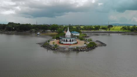 Templo-En-El-Mar-Con-Clima-Lluvioso