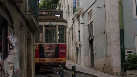 Vista-Estática-Del-Tranvía-En-Un-Día-Nublado-En-Lisboa,-Portugal.