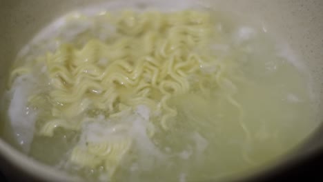 Quick-fix,-boiling-instant-noodles