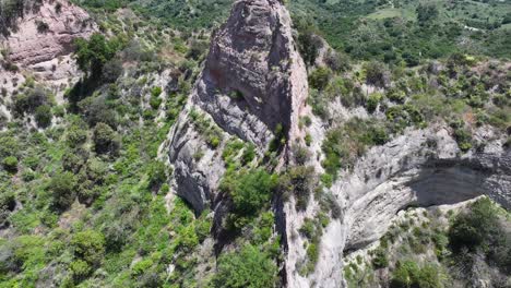 Außerirdische-Felsformationen-Im-Trabuco-Canyon,-Rancho-Santa-Margarita,-Kalifornien,-Felsrücken-Am-Mittag,-Dynamische-Schatten,-Luftaufnahme,-Rückwärtsschwenk,-60 fps