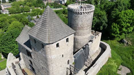 Castillo-Medieval-Con-Torre,-Murallas-Y-Patio-Durante-Un-Hermoso-Día-De-Verano-Rodeado-De-Exuberante-Vegetación