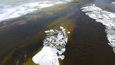 Ein-Großer-Gebirgsfluss-Taut-Im-Sonnigen-Frühling-Vom-Eis-Auf,-Aus-Einer-Drohne