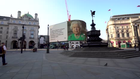 London,-Großbritannien-–-11.-April-2020:-Königin-Elisabeth-II.-Von-England,-Danke,-NHS,-Covid-19-Coronavirus-Pandemie,-Zu-Hause-Bleiben,-Leben-Retten,-Meldung-Auf-Dem-Informationsfeld-Des-Bildschirmschilds,-Piccadilly-Circus,-London