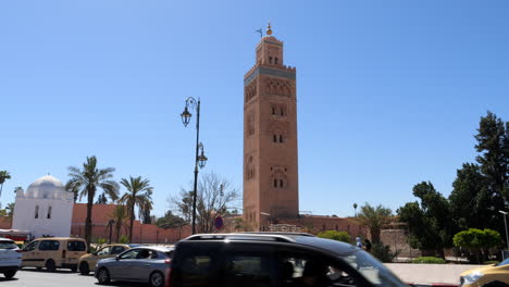 Viel-Verkehr-Auf-Der-Straße-Vor-Dem-Denkmal-Der-Koutoubia-Moschee-In-Marrakesch,-Marokko