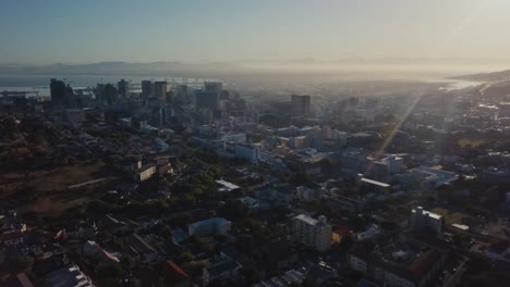 Drone-Volando-Sobre-La-Ciudad-Urbana-De-Ciudad-Del-Cabo,-Sudáfrica