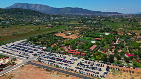 Vista-Aérea-Del-Estacionamiento-Del-Parque-Zoológico-De-Attica-En-Spata,-Atenas,-Grecia