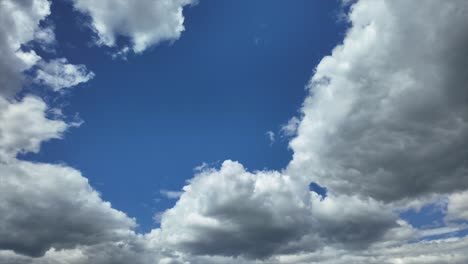 Wunderschöner-Blauer-Himmel-Und-Die-Sich-Bewegenden-Weißen-Wolken-Im-Zeitraffer