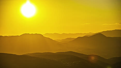 Montañas-En-Grecia-Durante-Un-Lapso-De-Tiempo-Ardiente-Y-Dorado-Al-Atardecer