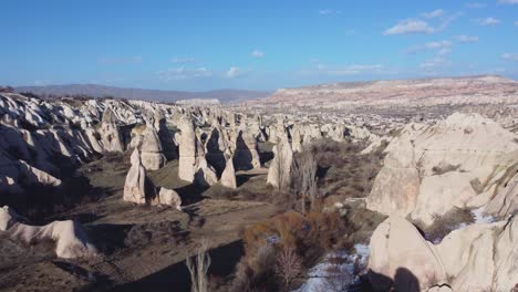 Chimeneas-De-Hadas-De-Capadocia:-Formaciones-Rocosas-De-Pilares-Geológicos-Formadas-Por-La-Erosión