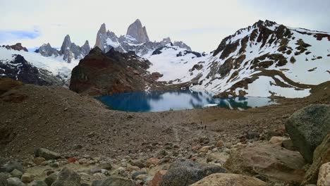 Zeitraffer-Von-Wanderern-Beim-Abstieg-Zur-Laguna-De-Los-Tres-In-Patagonien