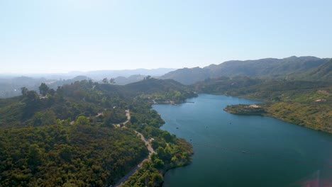 Dixon-Lake-Hinunter-Bewaldete-Hügel-In-Escondido,-San-Diego,-Kalifornien,-USA