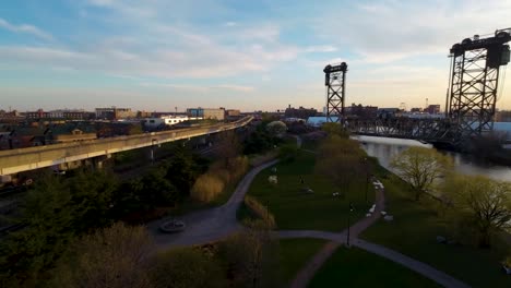 Luftaufnahmen-Von-Einem-Wunderschönen-Ruhigen-Park-In-Chicagos-Chinatown-Mit-FPV-Drohnen-Während-Der-Goldenen-Stunde-In-Der-Stadt