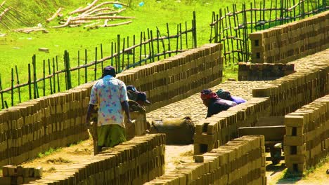 Gruppe-Von-Arbeitern-Machen-Rohziegel-In-Bangladesch---Asien