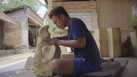 Tallador-De-Madera-Tallando-Máscara-Barong-Bangkal-En-Madera-Con-Un-Cincel