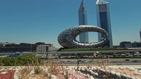 Ein-Atemberaubender-Blick-Auf-Dubais-Museum-Der-Zukunft,-Zusammen-Mit-Der-Sheikh-Zayed-Road-Und-Dem-Stadtverkehr