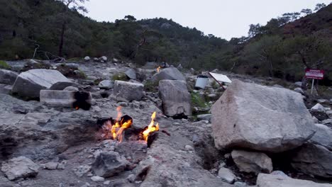 Llamas-Eternas:-Gas-Natural-Ardiendo-En-Rocas-De-Piedra-En-El-Monte-Quimera,-Turquía