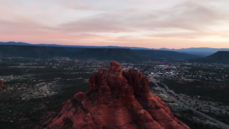 The-Iconic-Red-Bell-Rock-Butte-Over-Sedona-Town,-Arizona,-United-States