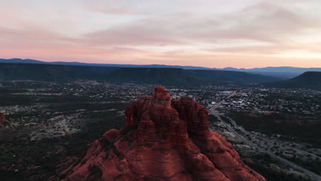 La-Icónica-Colina-Red-Bell-Rock-Sobre-La-Ciudad-De-Sedona,-Arizona,-Estados-Unidos