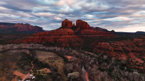 Roca-Catedral-En-El-Suroeste-De-Sedona,-Arizona---Toma-Aérea-Con-Drones