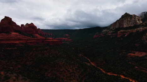 Wolkiger-Himmel-über-Den-Roten-Felsen-In-Sedona,-Arizona---Luftaufnahme-Einer-Drohne