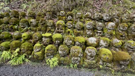 Mit-Moos-Und-Flechten-Bedeckte-Buddhistische-Rakan-Steinstatuen-Am-Otagi-Nenbutsu-ji-Tempel-In-Arashiyama,-Kyoto,-Japan