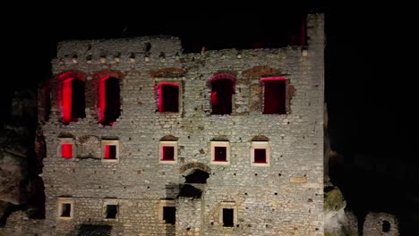 Medieval-Ogrodzieniec-castle-with-a-walls,-during-a-dark-night