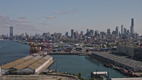 NYC-New-York-Luftaufnahme-V186-Drohnenüberflug-über-Red-Hook,-Brooklyn,-Aufnahme-Der-Werften-Am-Wasser-Und-Der-Innenstadt-Von-Manhattan-über-Den-East-River-Bei-Tageslicht-–-Aufgenommen-Mit-Inspire-3-8k-–-September-2023