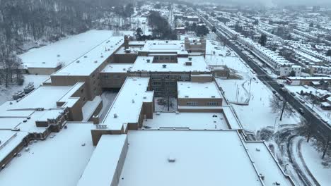 Große-öffentliche-Städtische-High-School-Im-Winter-Mit-Schnee-Bedeckt