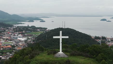 Gemeinde-São-Francisco-Do-Sul-Und-Babitonga-Bucht,-Tourist-Morro-Da-Cruz-Im-Vordergrund,-Santa-Catarina,-Brasilien