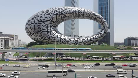 Dubai-Verkehr-Und-Die-Dubai-Metro-Auf-Der-Sheikh-Zayed-Road,-Eingerahmt-Vom-Museum-Der-Zukunft-Und-Den-Emirates-Towers