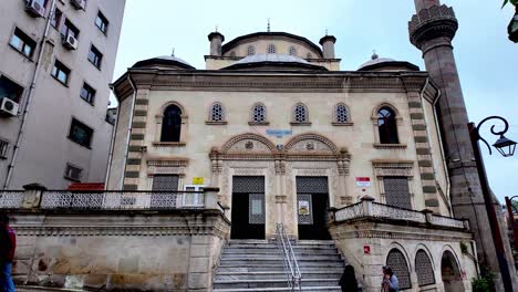 Trabzon,-Türkei:-Eine-Moschee-Im-Stadtzentrum,-Die-Ihre-Eleganten-Minarette-Und-Ihre-Wunderschöne-Architektur-Zur-Schau-Stellt