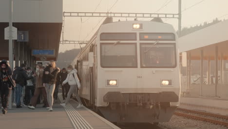 Los-Pasajeros-Del-Tren-Bajando-Del-Tren-Se-Detuvieron-En-La-Estación-Al-Aire-Libre-En-Suiza