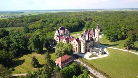 Historisches-Schloss-In-Moszna-Bei-Opole,-Schlesien,-Polen---Luftaufnahme-Einer-Drohne