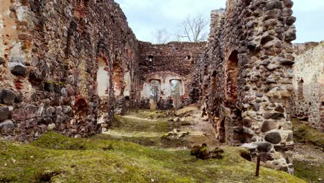 Panorámica-Aérea-De-Las-Ruinas-Del-Castillo-De-Rauna-En-Letonia-Cielo-Del-Patrimonio-Europeo-Restante