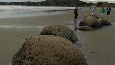 Handheld-establisher-The-Moeraki-Boulders-spherical-boulders-at-Koekohe-Beach
