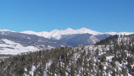 El-Dron-Revela-Un-Impresionante-Paisaje-Montañoso-Invernal,-Cubierto-De-Nieve-Sobre-La-Línea-De-árboles