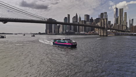 NYC-New-York-Luftaufnahme-V432-Überflug-Unter-Der-Brooklyn-Bridge,-Der-Den-Bootsverkehr-Entlang-Des-East-River-Und-Die-Uferpromenade-Im-Stadtzentrum-Von-Lower-Manhattan-Einfängt-–-Aufgenommen-Mit-Mavic-3-Pro-Cine-–-September-2023