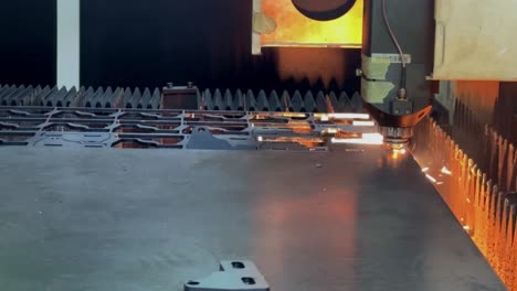 Automatische-Laserschneidmaschine-Arbeitet-Daran,-Die-Metallplatte-Zu-Schneiden