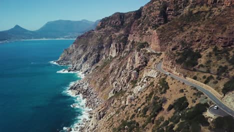 Drone-Volando-Cerca-De-Una-Ruta-Costera-Pintoresca-En-Ciudad-Del-Cabo,-Sudáfrica