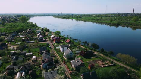 Sommerhausviertel-Neben-Dem-Fluss-Daugava-An-Einem-Sonnigen-Tag-Im-Baltikum-Lettlands