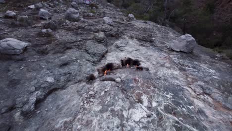 Llamas-Eternas:-Gas-Natural-Ardiendo-En-Rocas-De-Piedra-En-El-Monte-Quimera,-Turquía