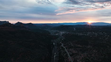 Vista-Aérea-De-La-Carretera-Oak-Creek-Canyon-Highway-Durante-La-Puesta-De-Sol-En-Sedona,-Arizona,-Estados-Unidos.