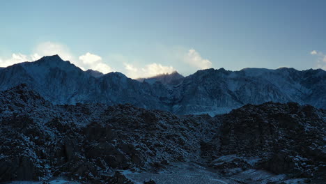 Montañas-Rocosas-Y-Colinas-Con-Nieve-En-Sierra-Nevada-En-El-Condado-De-Inyo,-California